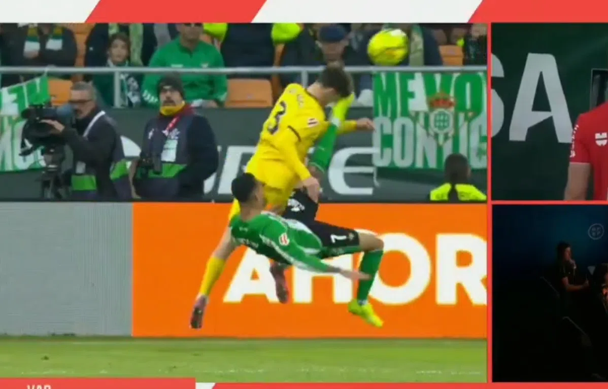 Met beelden: Antony plant voet in gezicht van tegenstander en krijgt rood