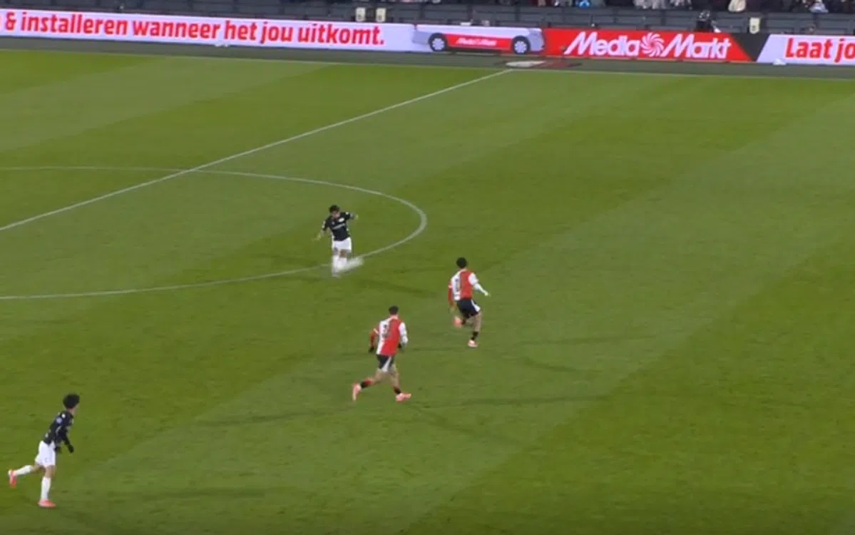 Met beelden: NEC-spits Shiogai doet in De Kuip gooi naar goal van het seizoen