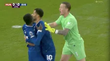 Thumbnail for article: Bizar: speler krijgt tijdens United - Everton rood voor slaan van medespeler 