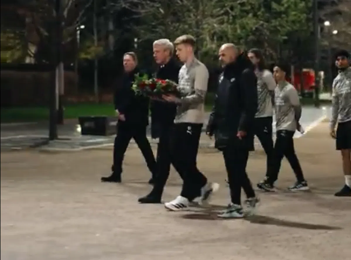 Prachtig: PSV-selectie legt krans neer bij herdenkingsplaats Diogo Jota