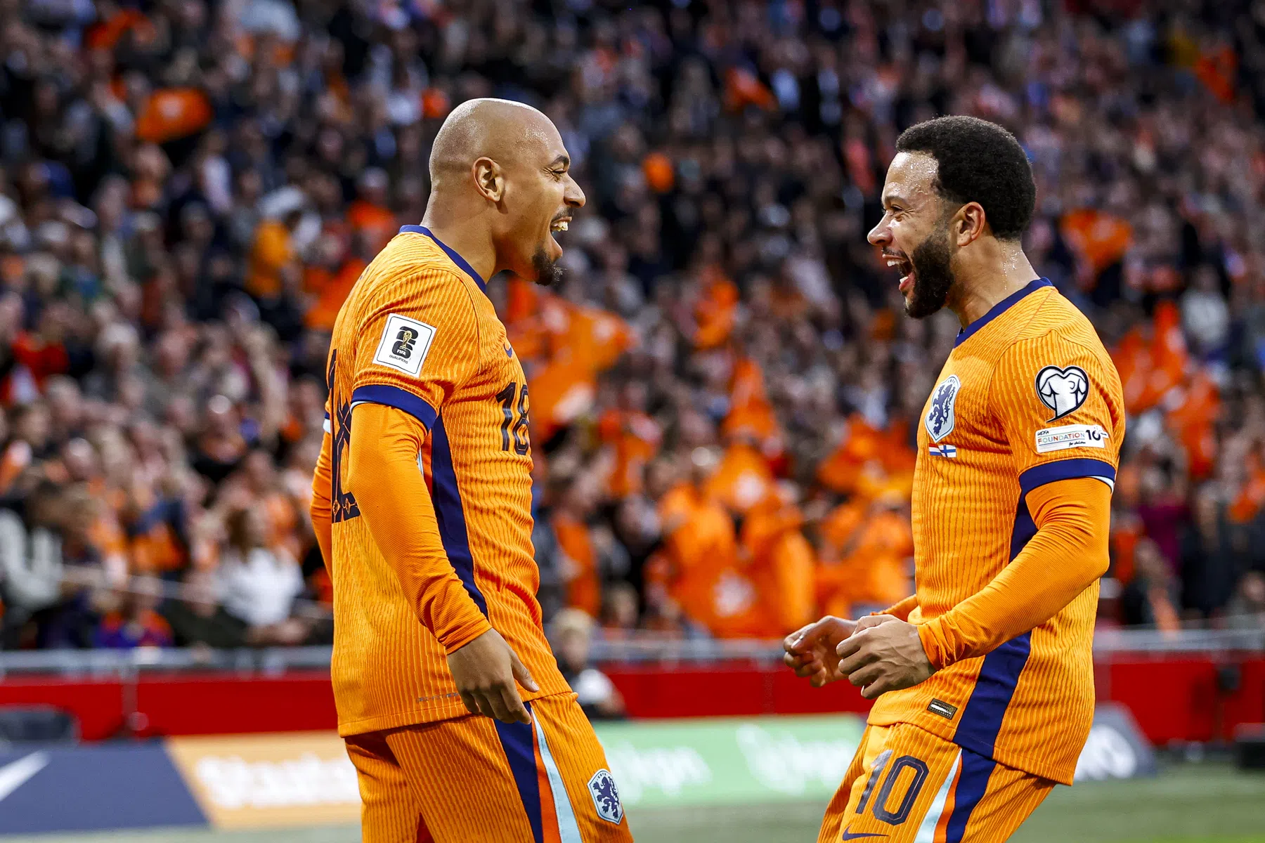 Memphis Depay ontvangt diamanten ring voor topscorerstitel Oranje