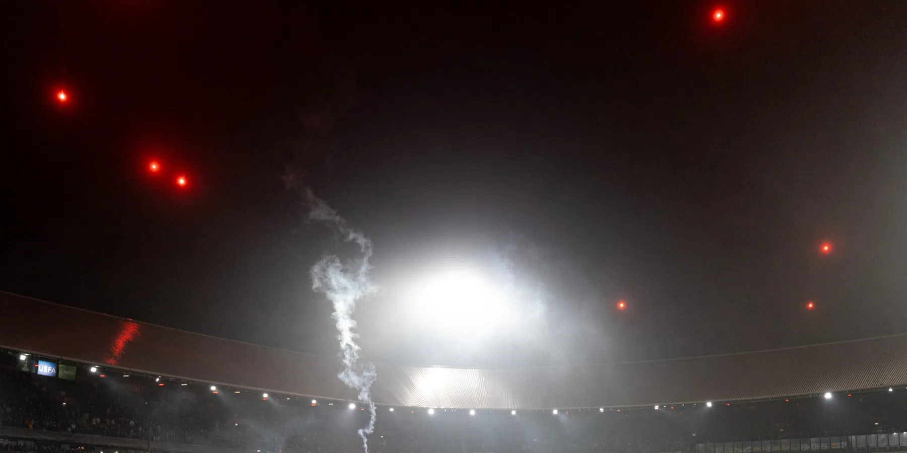 Feyenoord-fans gooien vuurwerk in stadion na goal