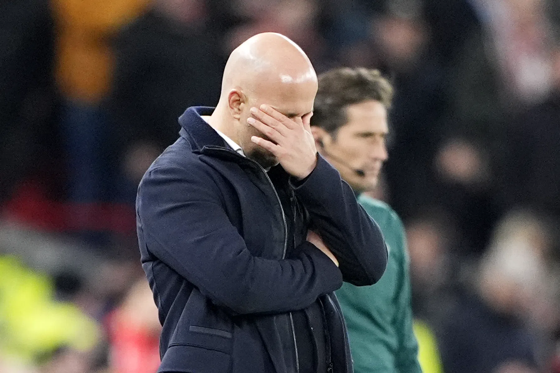 Spoedberaad bij Liverpool: toekomst Arne Slot onder druk