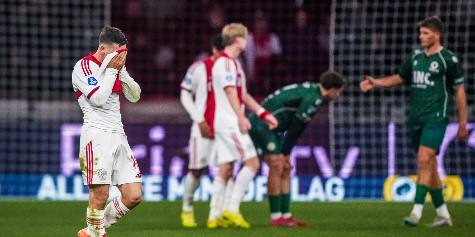 Ajax-fans dumpen seizoenkaarten voor duel met Groningen