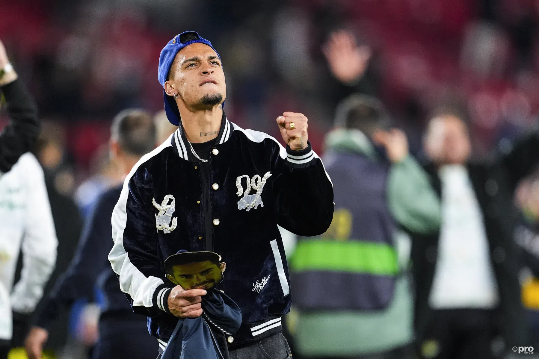 Geschorste Antony botst met Sevilla-fans in stadsderby