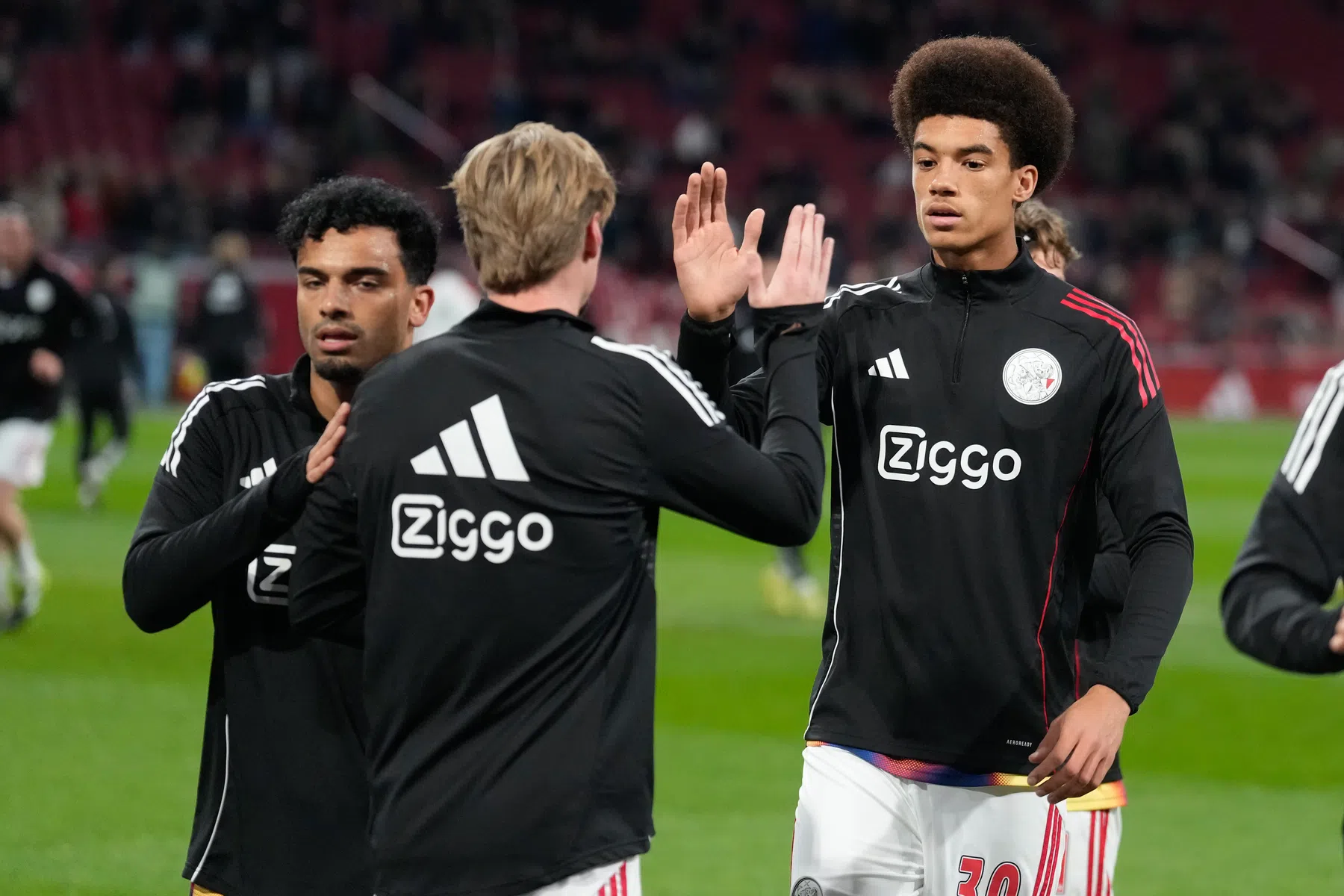 Ajax-speler schrikt zich dood: 'Je ziet opeens vuurwerkpijlen naast je ontploffen'