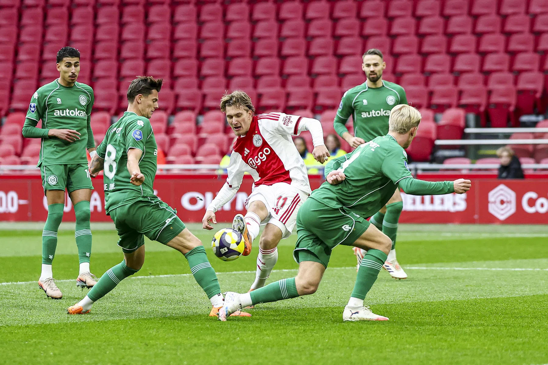 Ophef bij Ajax–Groningen: ‘Je moeder’ en ‘vieze stinkbelg’ live op ESPN