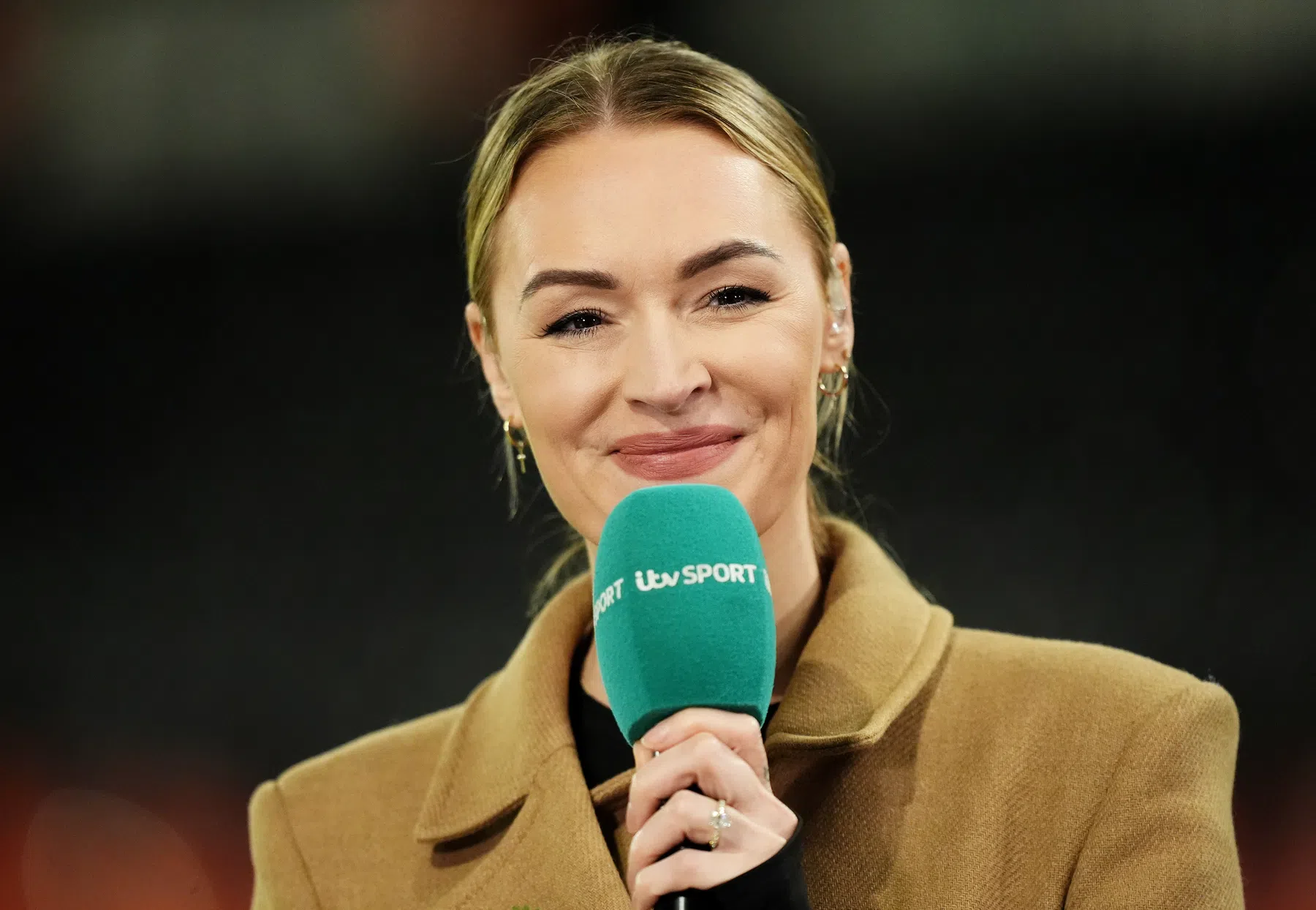 Engelse presentatrice wordt onwel op live tv, oplettende Ian Wright vangt haar op