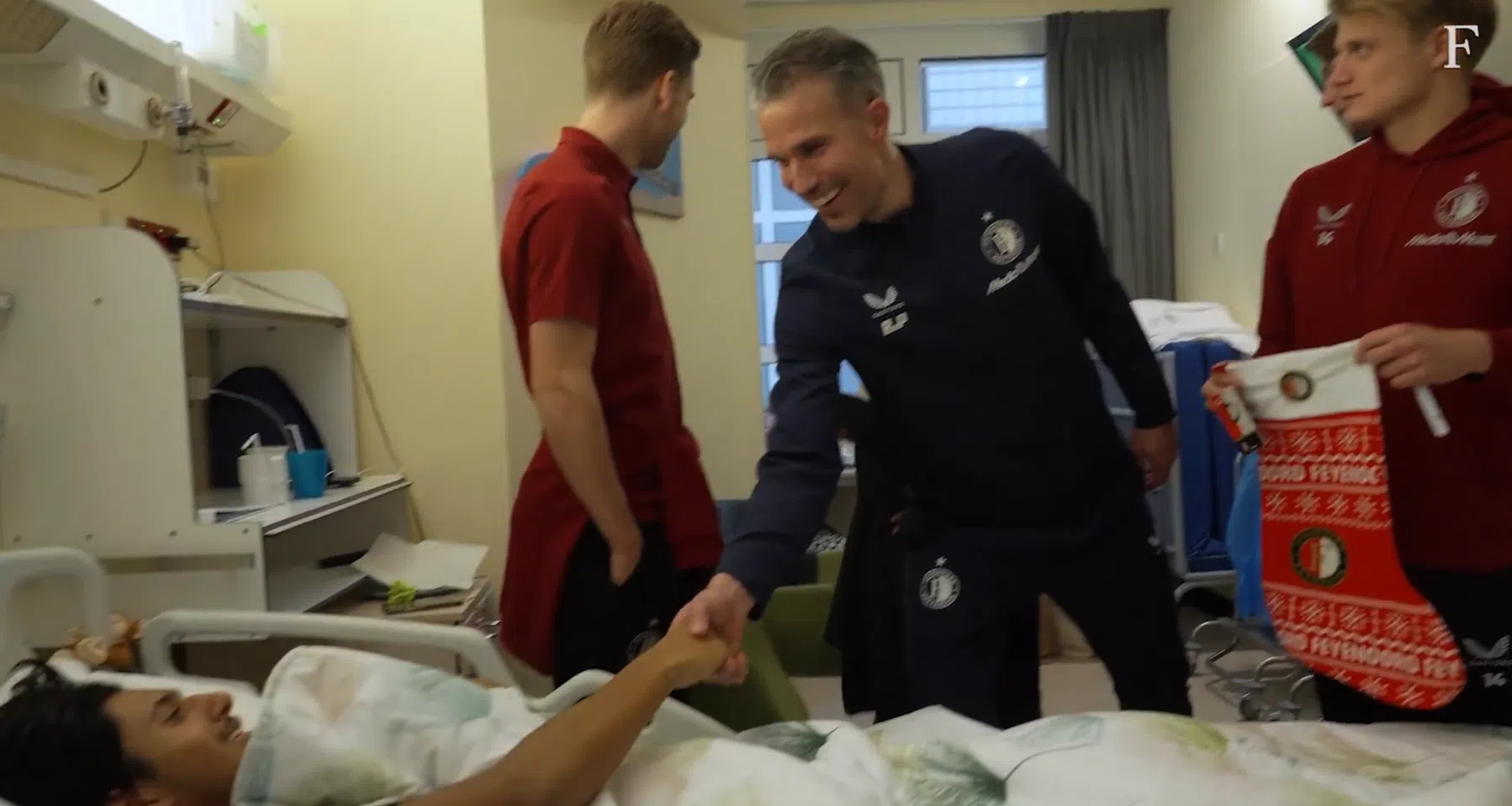 Prachtig: Feyenoord gaat op bezoek in kinderziekenhuis en overhandigt grote cheque