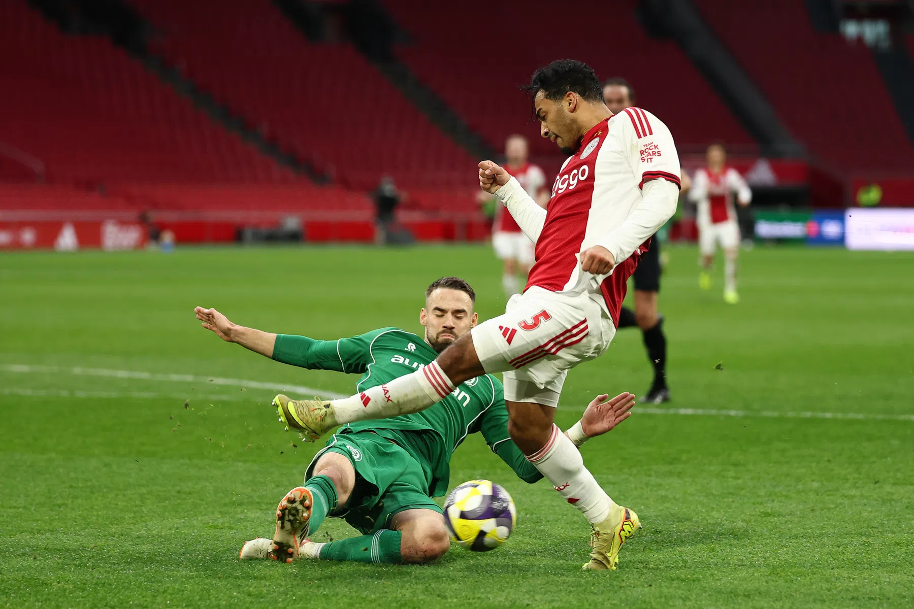 Mooi moment: Ajax-speler bedankt lachend lege ArenA na wissel tegen FC Groningen