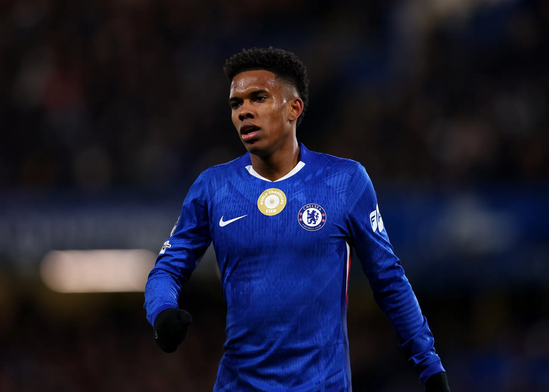 Chelsea-talent Estevão ontsnapt aan rood na bizarre charge op Gudmundsson