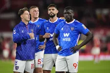 Thumbnail for article: Basisplaats Brobbey maakt tongen los bij fans: 'Van Dijk aan flarden schieten'