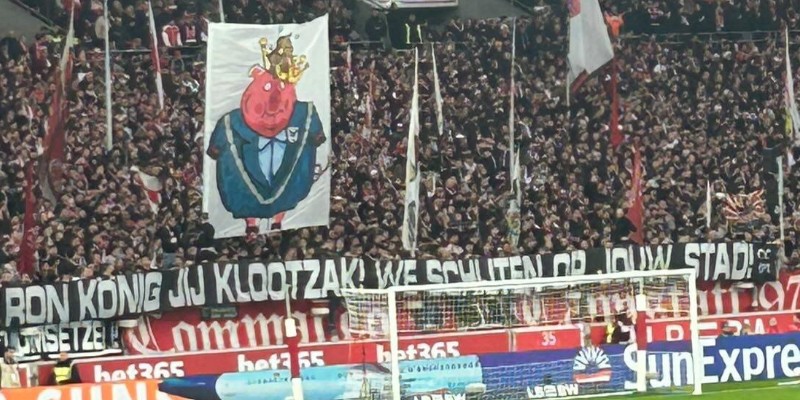 Stuttgart-supporters halen met spandoek keihard uit naar Deventer: 'Jij klootzak!'