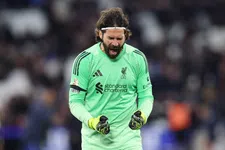 Thumbnail for article: Alisson kiest duidelijke kant in 'ruzie' tussen Slot en Salah bij Liverpool