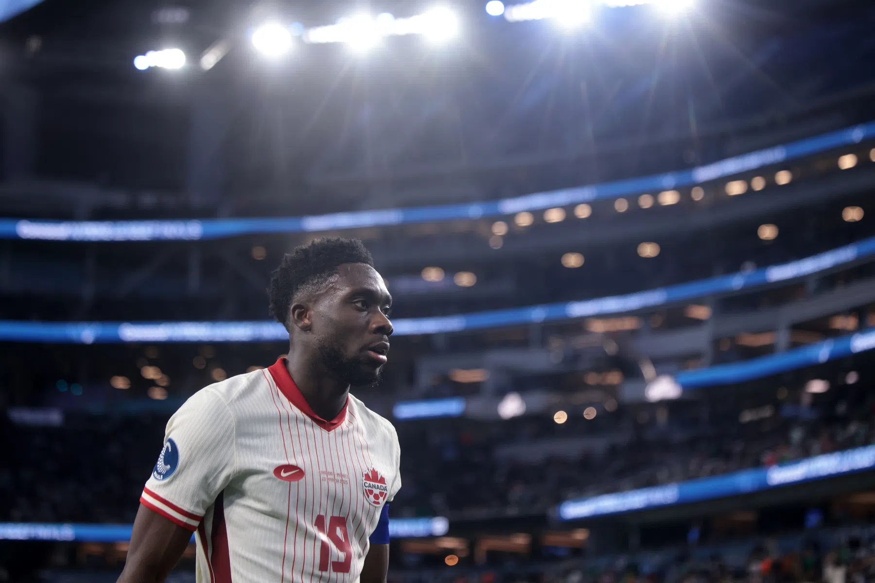 Alphonso Davies na zware knieblessure mogelijk terug bij Bayern München