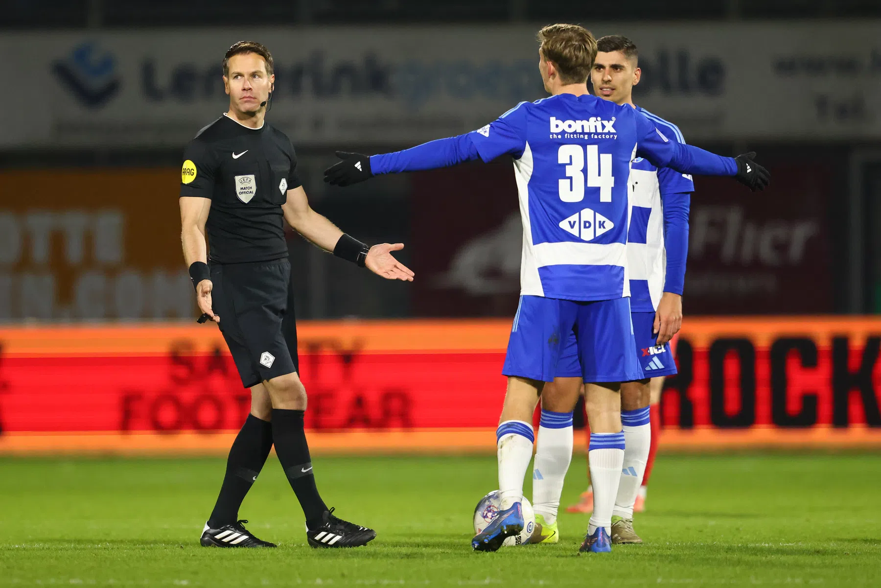 KNVB start onderzoek na incidenten bij PEC - AZ in bekerduel