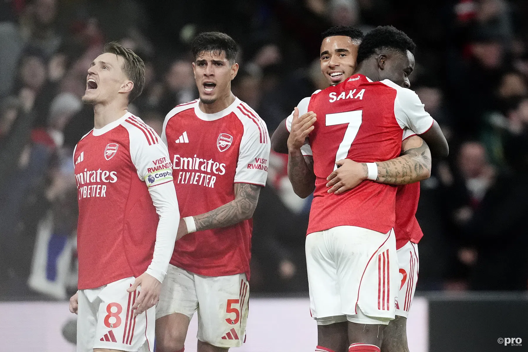 Arsenal blijft koploper dankzij eigen doelpunten, Tolu Arokodare scoort