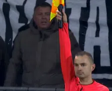 Telstar-fan belaagt grensrechter: bierdouche na afgekeurde goal