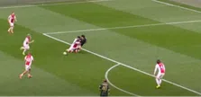Thumbnail for article: Analisten zien Ajax ontsnappen aan rode kaart in Klassieker: 'Hij komt goed weg'