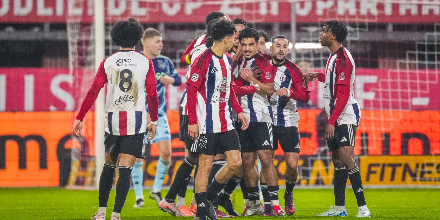 Maassluis-speler Plak scoort tegen Ajax