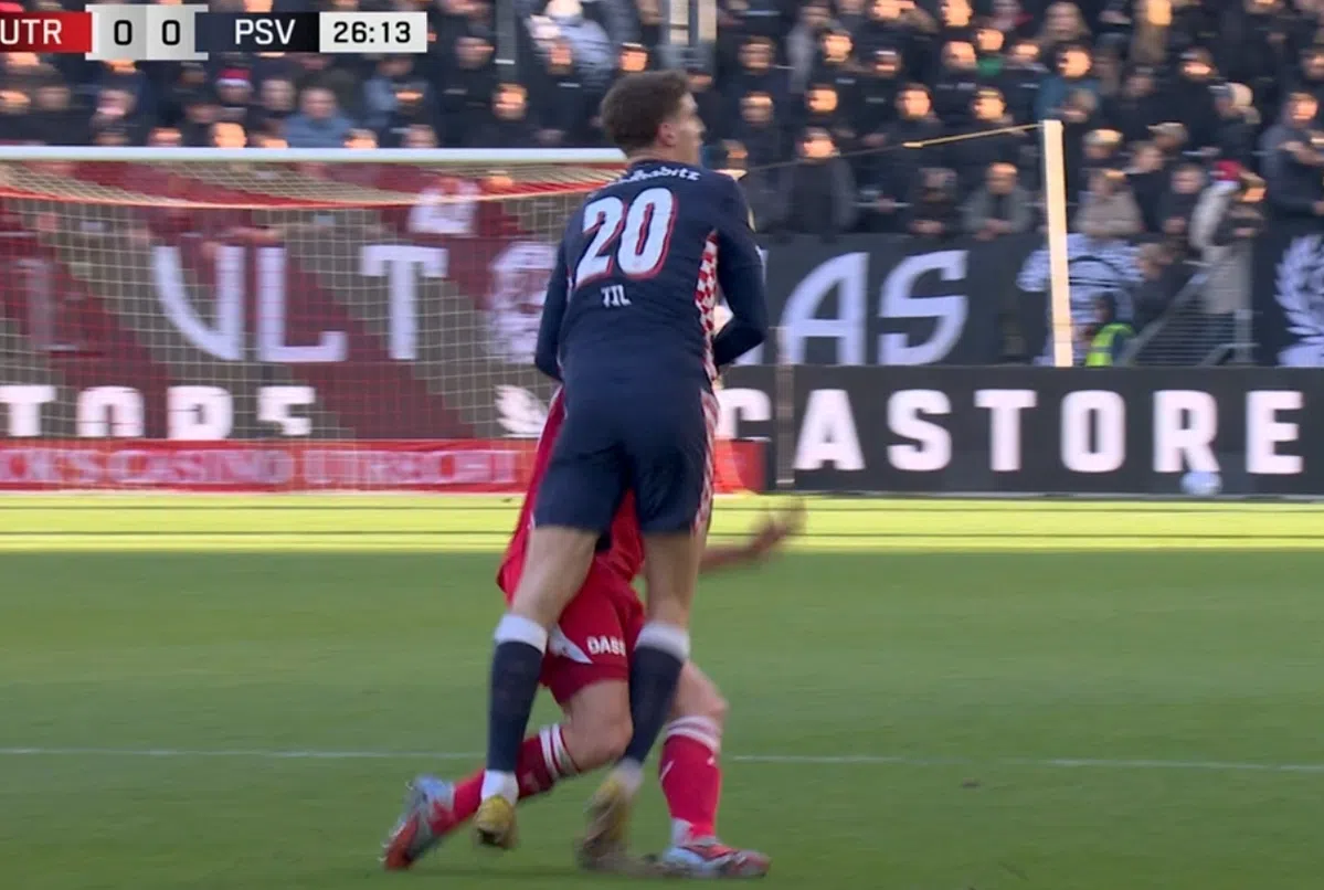 Kijkers FC Utrecht - PSV zien Nijhuis rode kaart missen: 'Achterlijke overtreding'