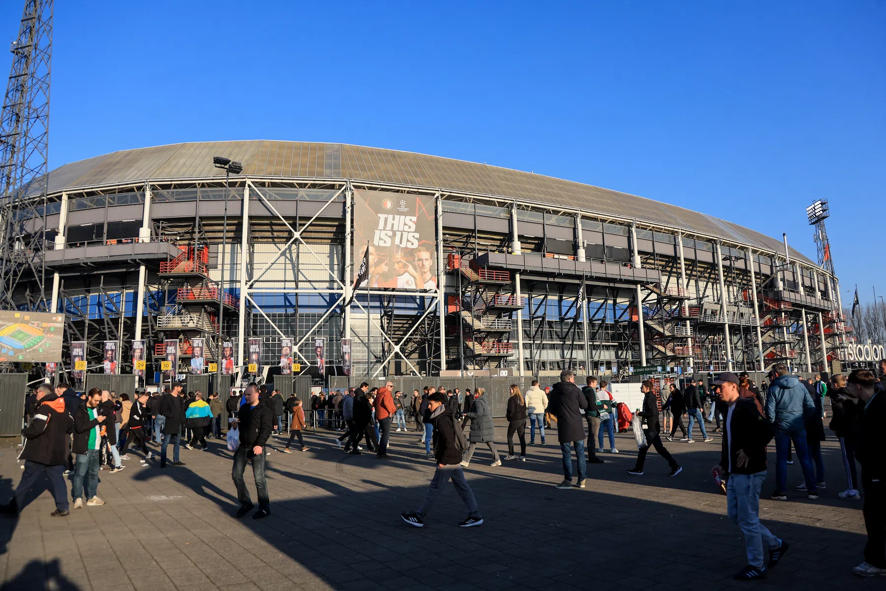 Feyenoord deelt contract tot 2028 uit: 'Het vertrouwen betekent erg veel voor me'