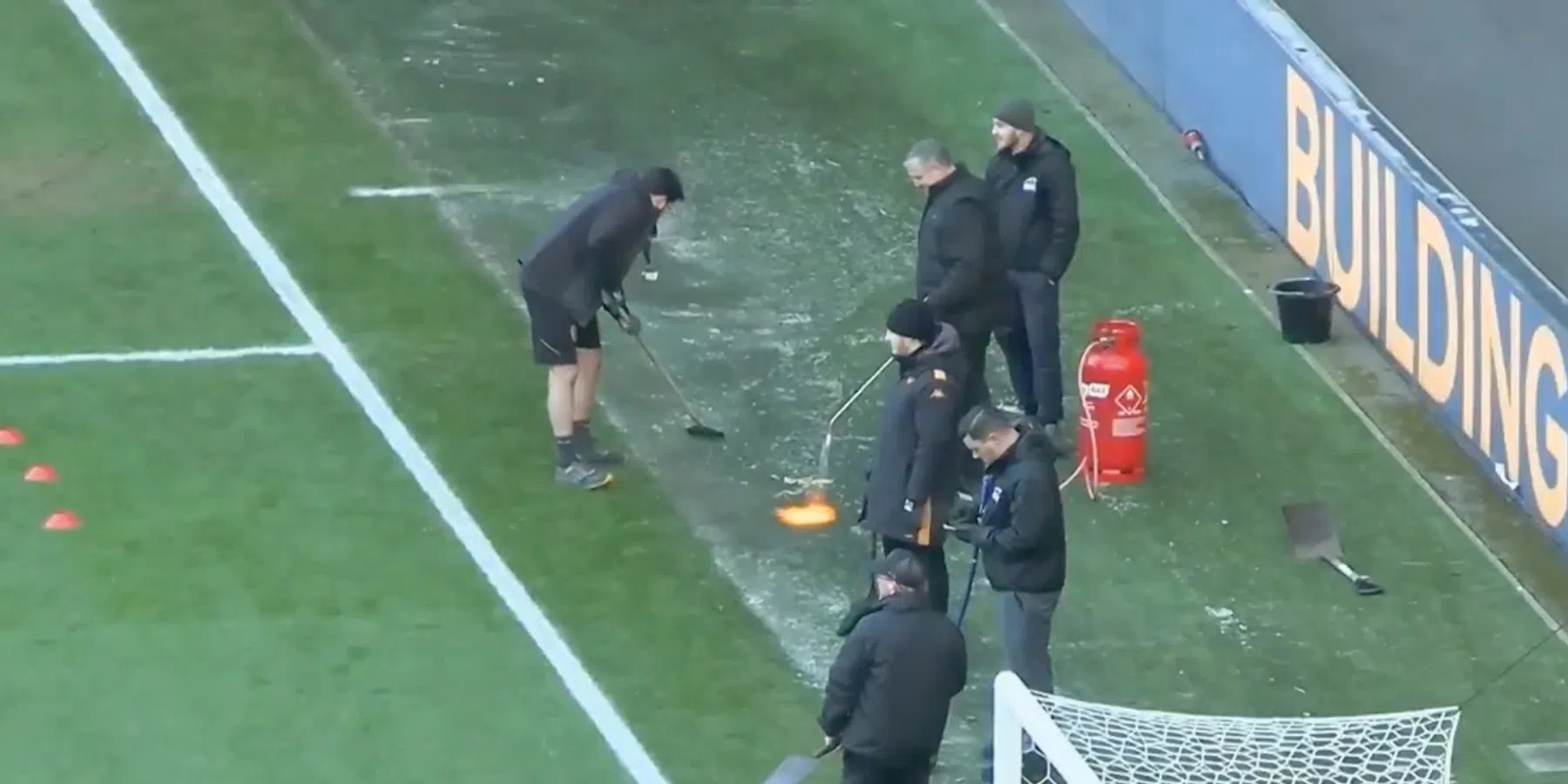 Bizarre manier van veld ijsvrij maken in Engeland