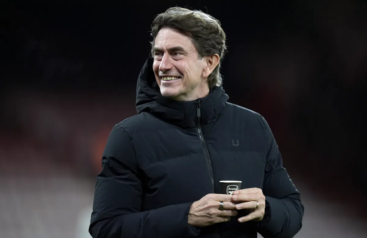 Opvallend beeld bij Spurs: Trainer gespot met beker van aartsrivaal Arsenal