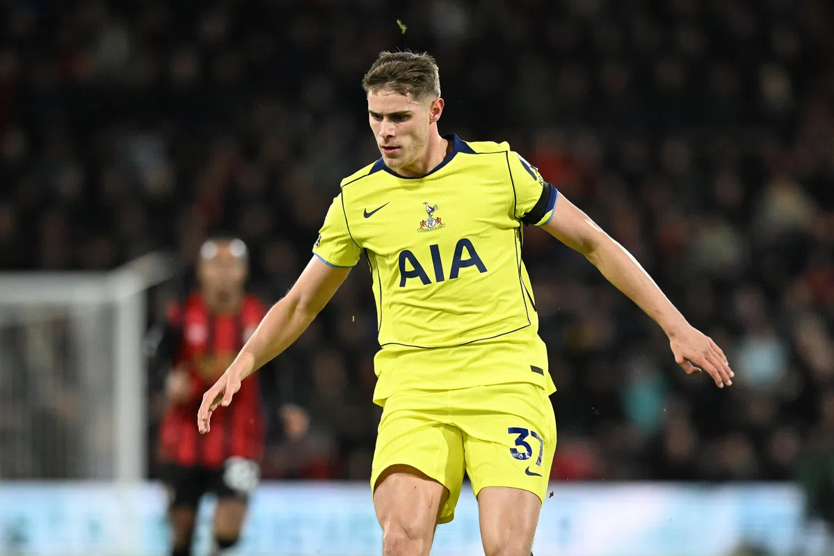 Chaos bij Spurs: Van de Ven gaat confrontatie aan met boze Spurs-supporters