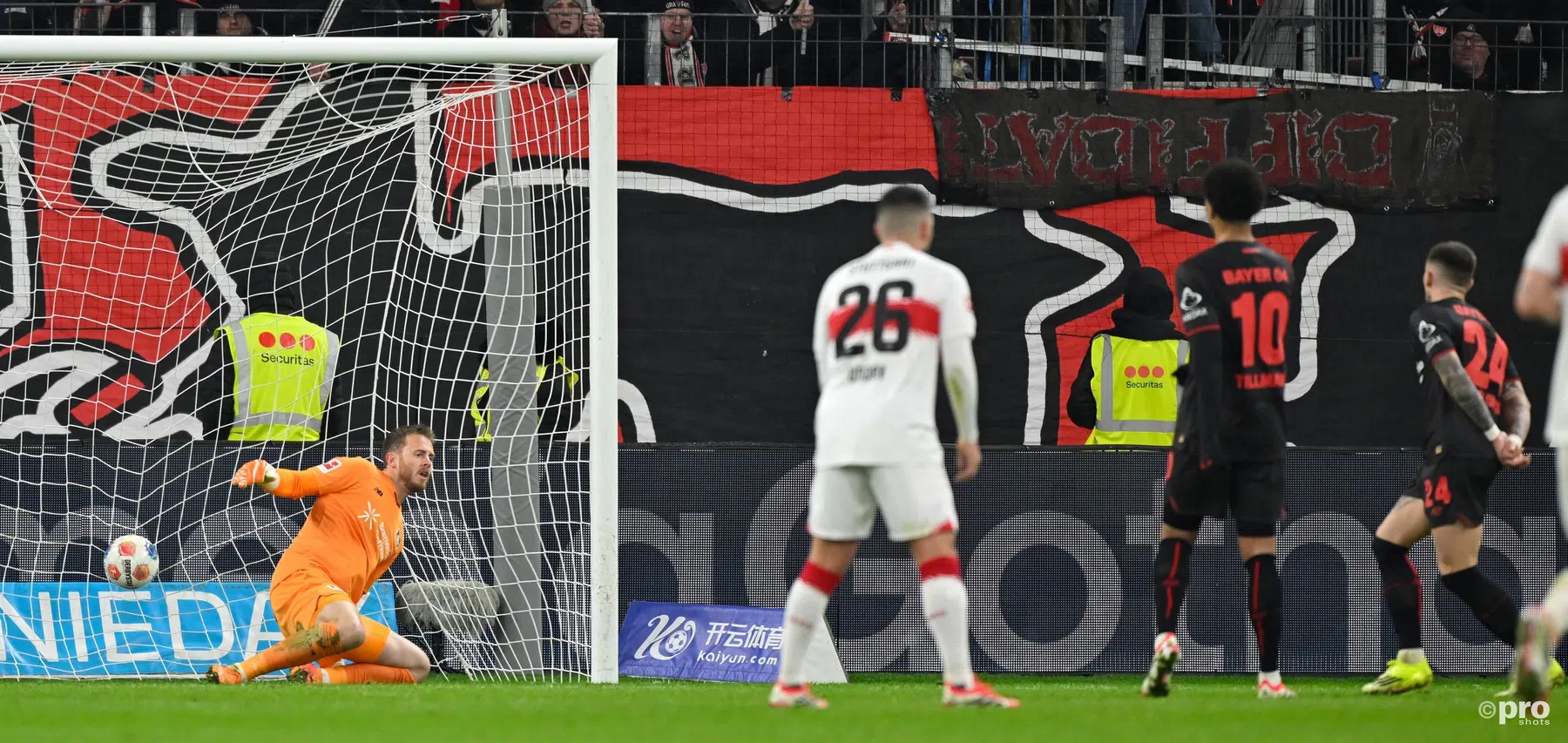 Stuttgart wint met 1-4 van Bayer Leverkusen