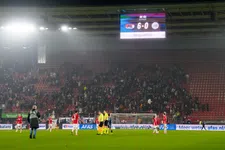 Extreem pijnlijk: Ajax-speler gooit shirt in uitvak, maar krijgt hem gelijk terug