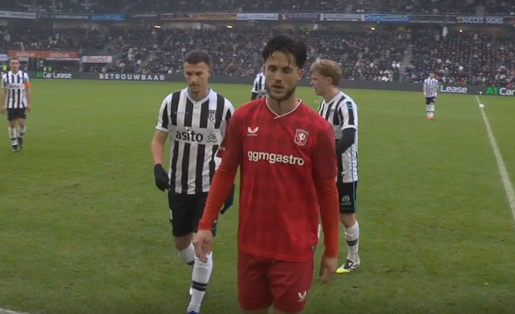 Duel tussen Twente en Heracles tijdelijk gestaakt