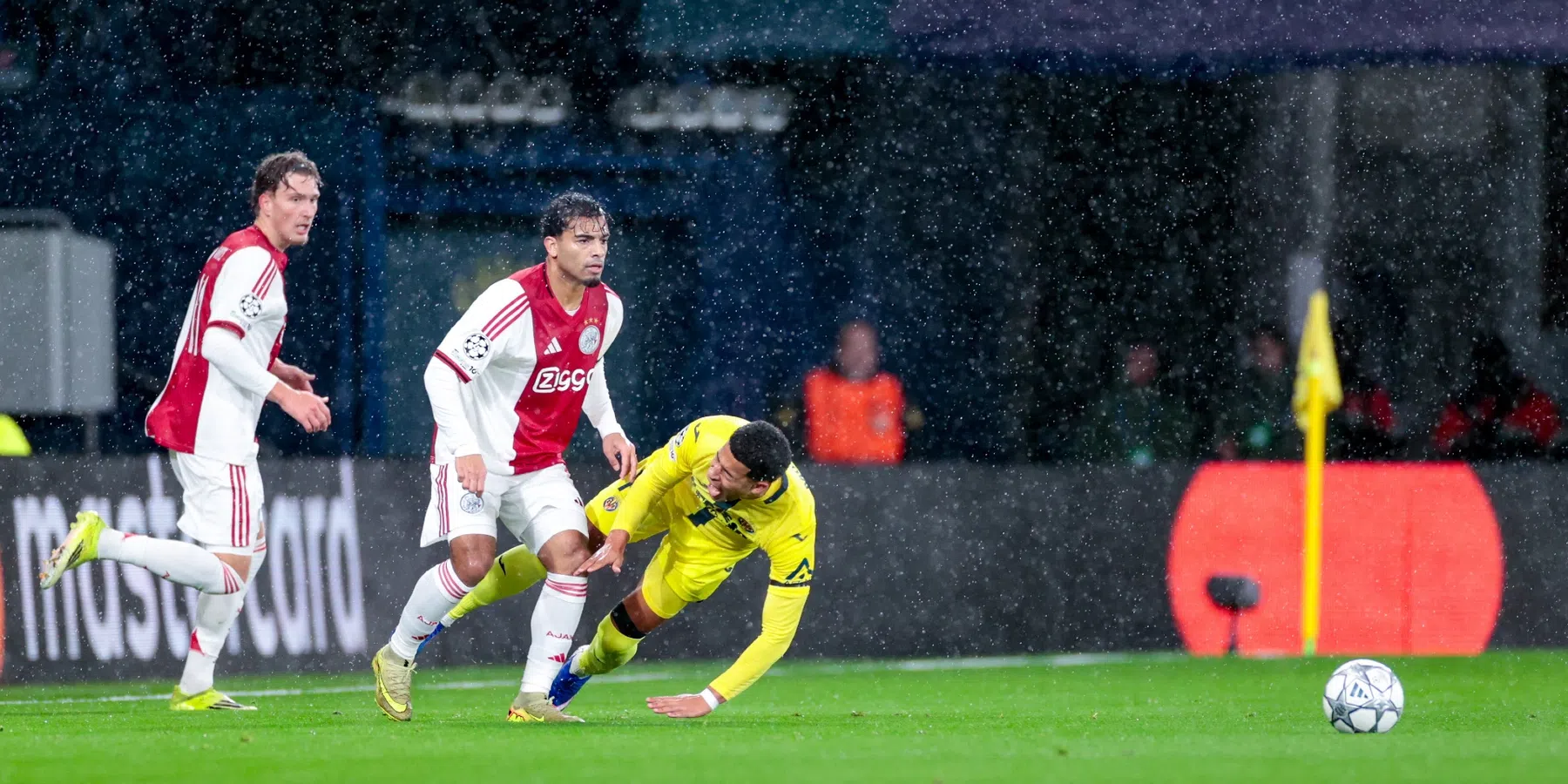 Wim Kieft en De Boer in de rust over eerste helft Ajax tegen Villarreal