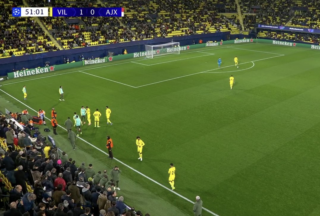 Villarreal - Ajax tijdelijk stilgelegd wegens medisch noodgeval