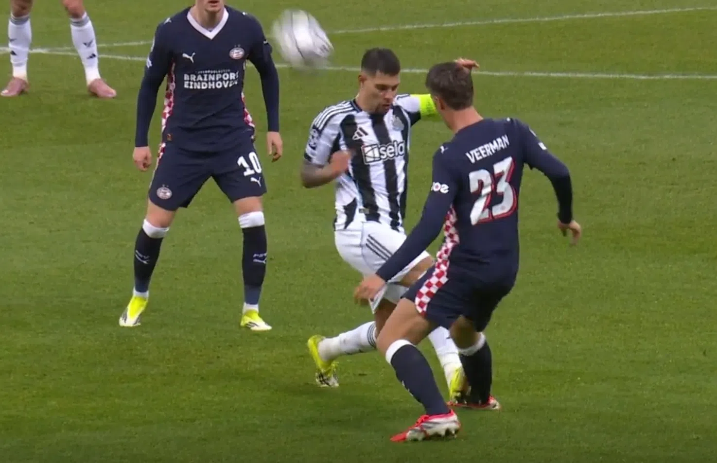 Veerman krijgt enorme tackle te verwerken, Newcastle ontsnapt aan rood