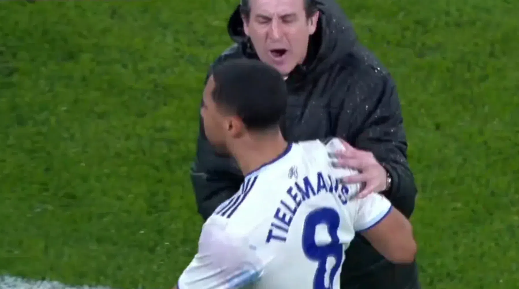 Aston Villa-coach Unai Emery duwt eigen speler Tielemans