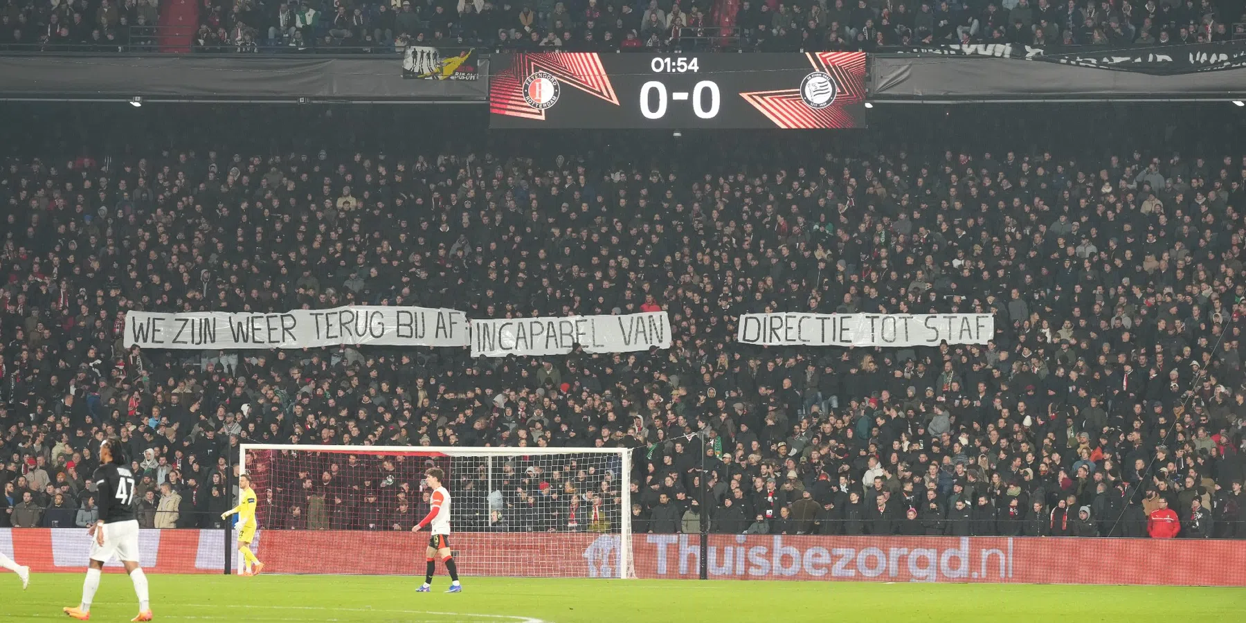 Feyenoord-fans tonen kritisch spandoek 
