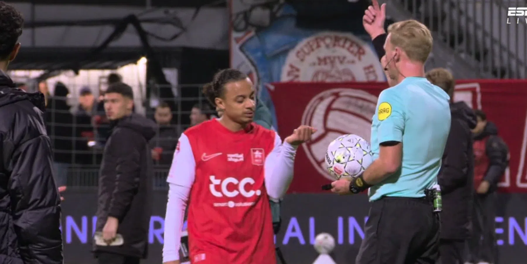 Scheidsrechter fluit te vroeg af en laat spelers terugkeren uit kleedkamer