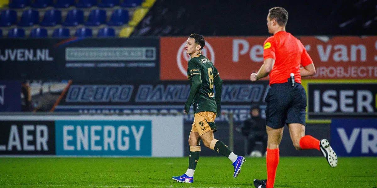 Jessey Sneijder debuteert voor Jong Utrecht: 'Net contact met mijn vader gehad'