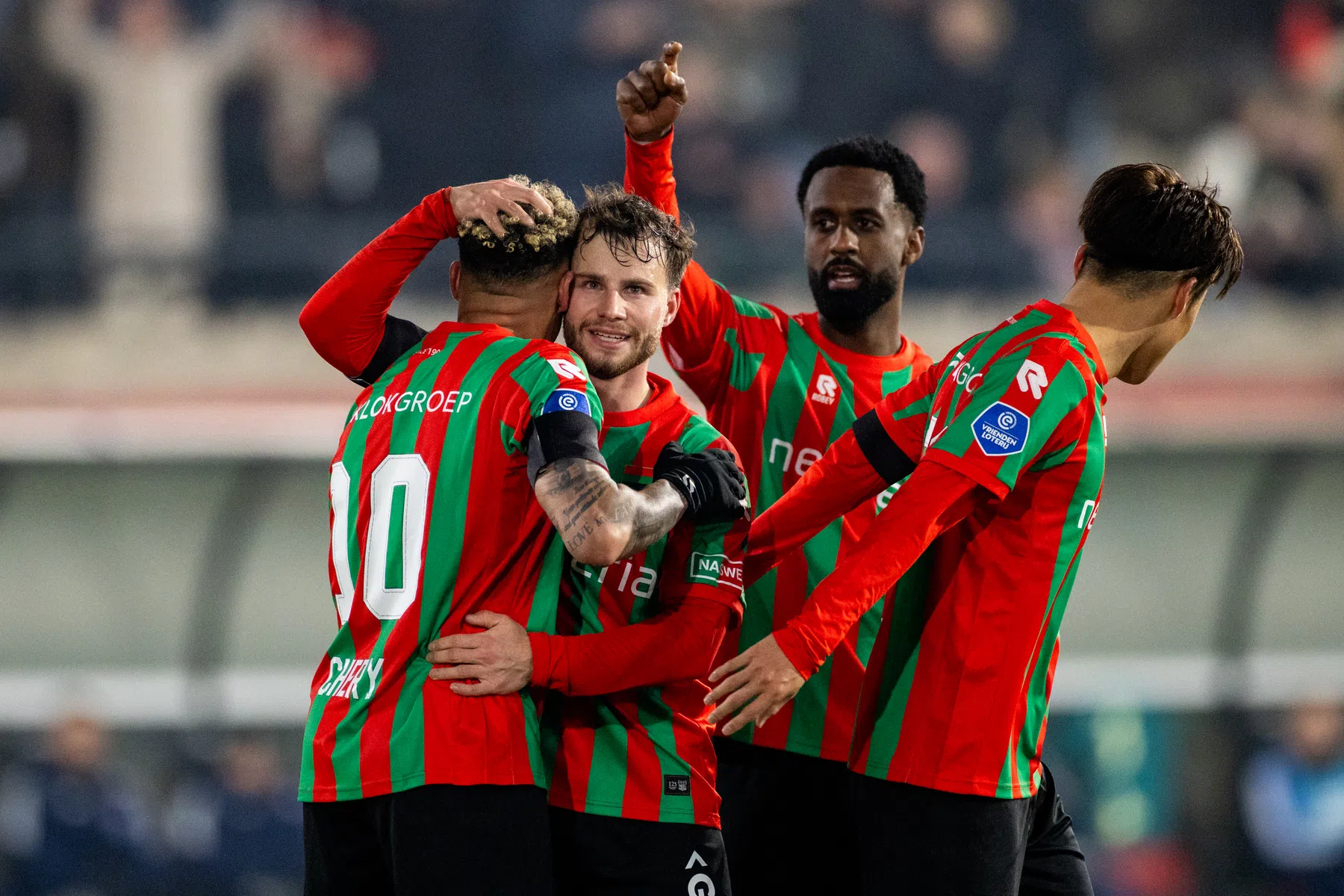 NEC-spelers en trainer Dick Schreuder niet blij met boegeroep en fluitsignalen