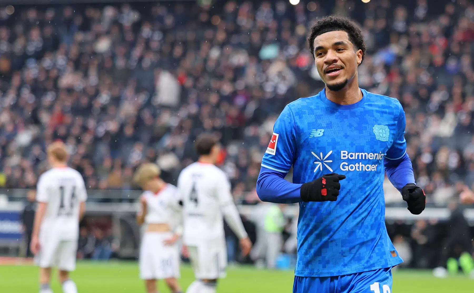 Bayer Leverkusen wint van tiental Eintracht verslagen