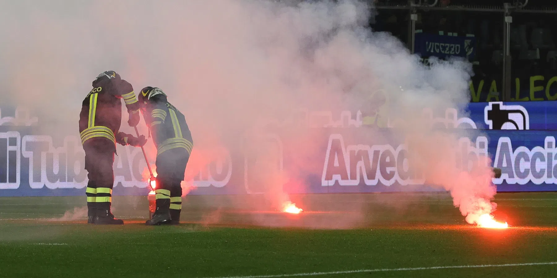 Inter-fans bekogelen Cremonese-doelman met vuurwerk