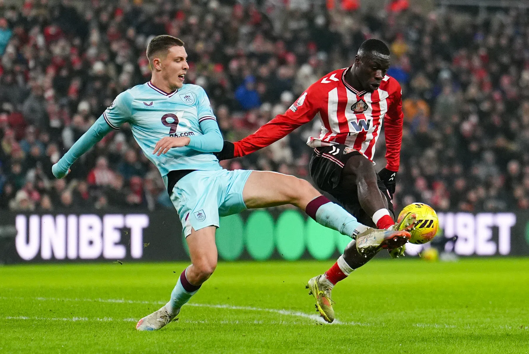 Sunderland verslaat Burnley met 3-0 en stijgt naar plek acht, Talbi scoort