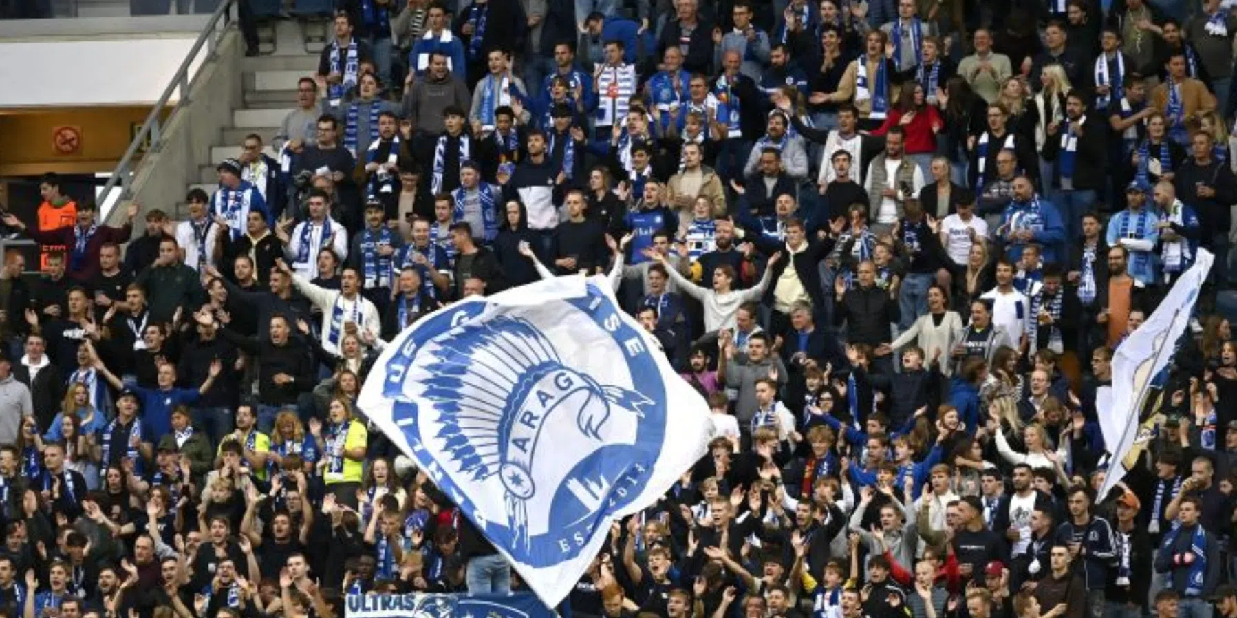 Transfernieuws: Eric Simporé poseert met shirt van KAA Gent