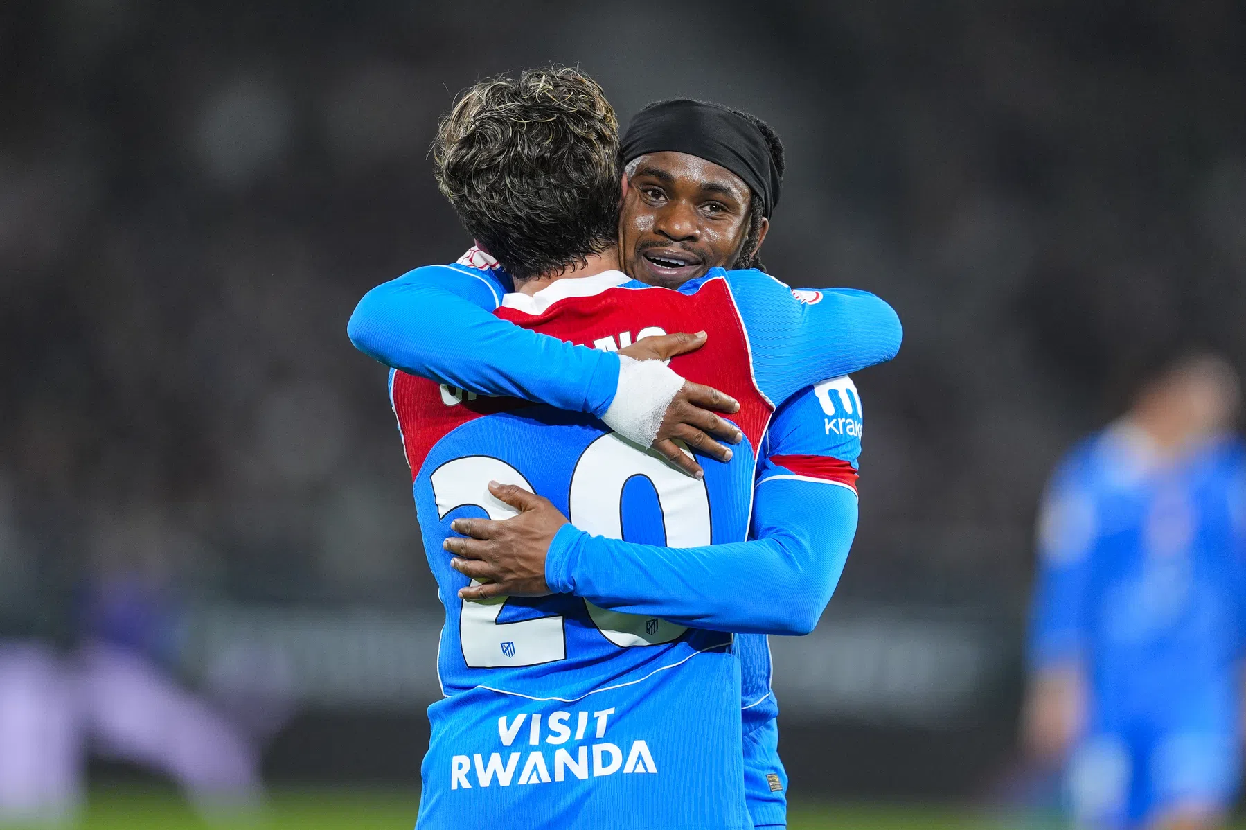 Lookman beleeft absoluut droomdebuut bij Atlético Madrid, Hancko scoort ook