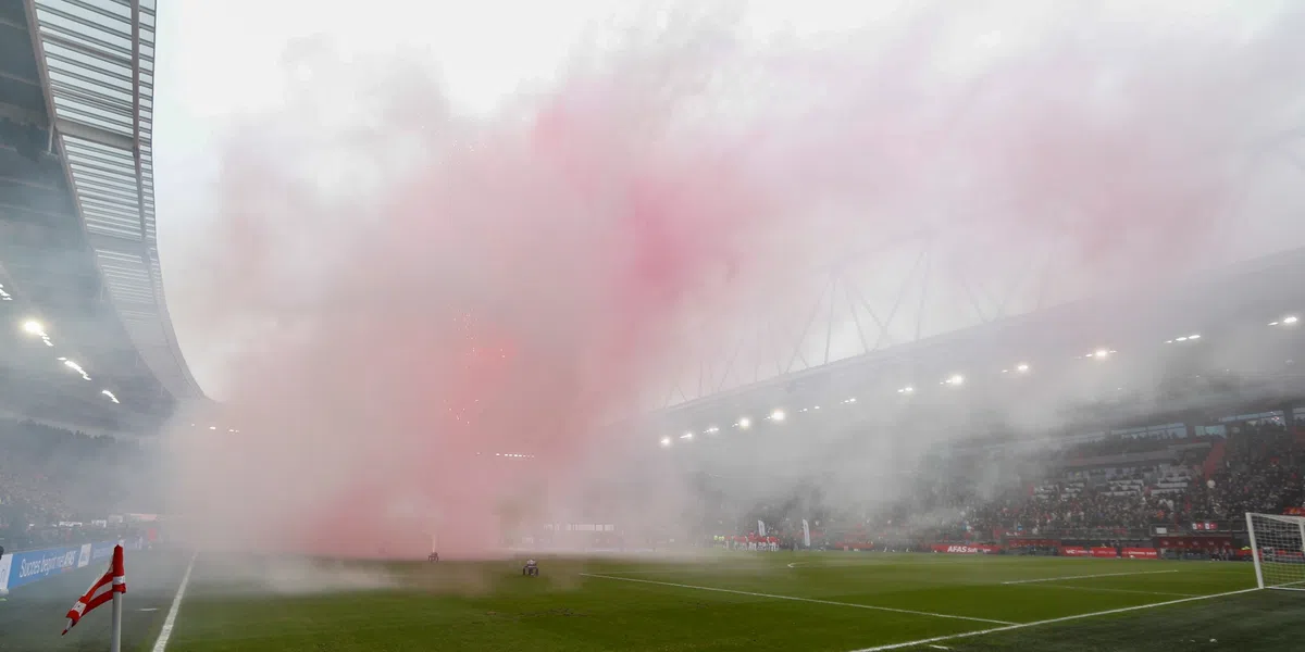 AZ-Ajax loopt vertraging op: vuurwerkshow hult stadion in dikke rookwolk