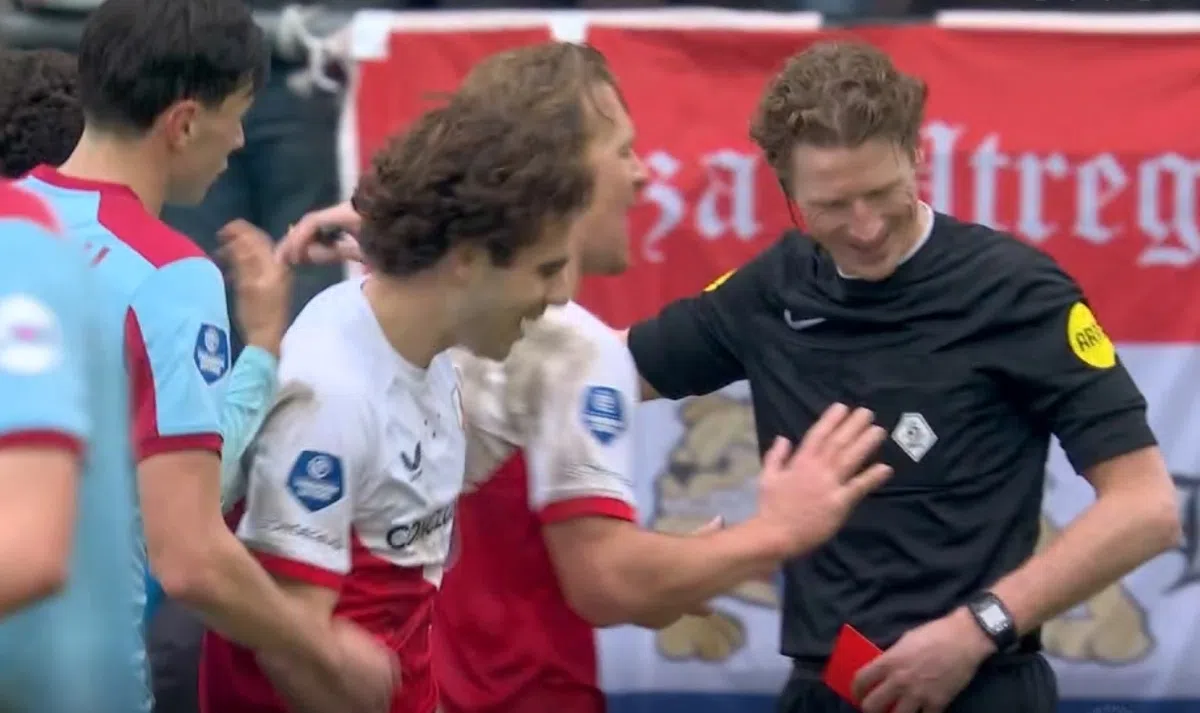 Bizar: FC Utrecht denkt aan strafschop, maar moet met tien man verder na schwalbe