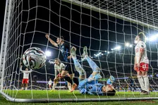 Thumbnail for article: Degelijk Club Brugge wint gemakkelijk van Standard en volgt Union en STVV