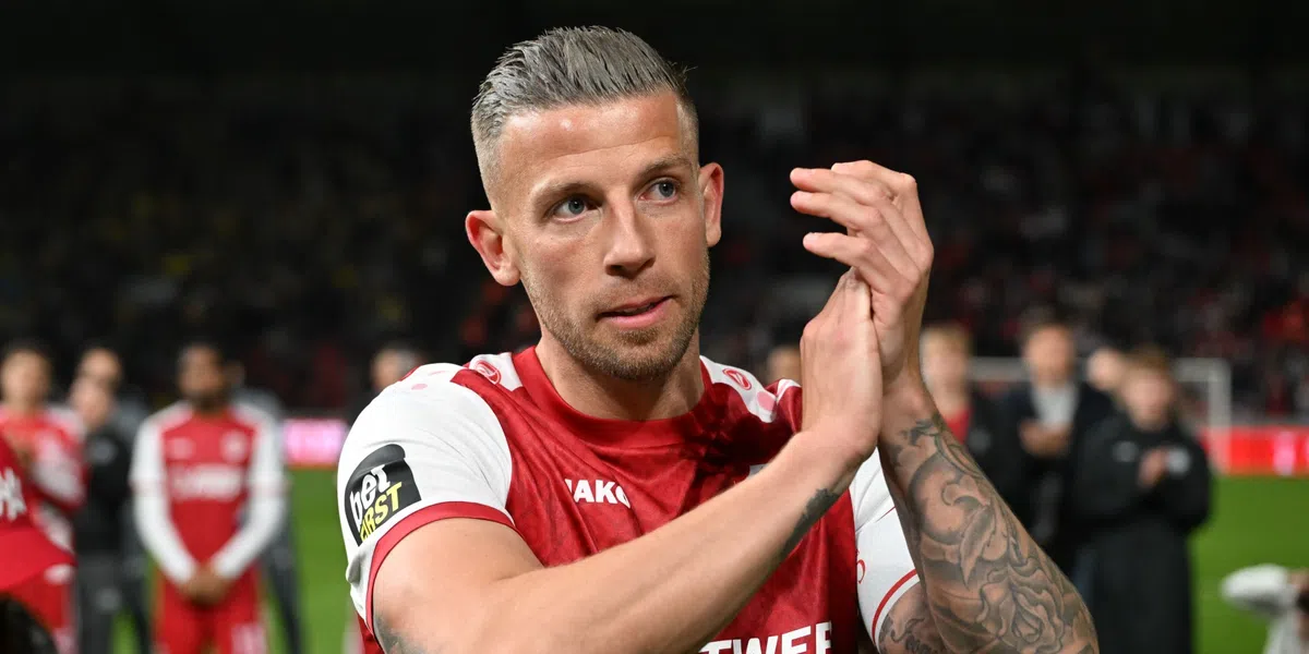 Ajax-held met 186 officiële wedstrijden in hoofdmacht schuift aan bij Rondo