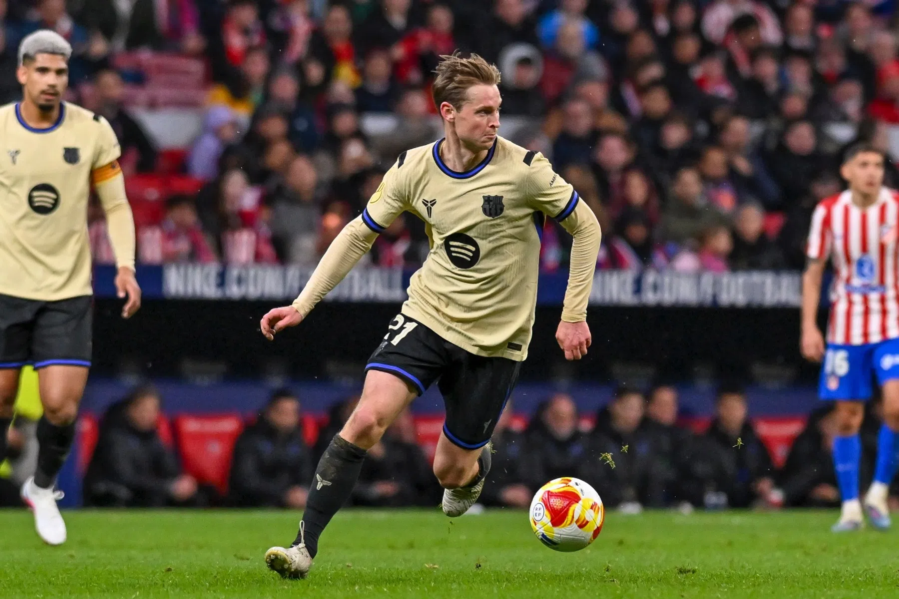 Frenkie de Jong en Barcelona woest over VAR-moment